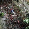 Manifestantes 'escoltam' caminhão-pipa em protesto contra a falta d'água protesto-falta-agua-sp