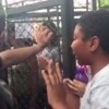 Menino “enfrenta” PM em escola ocupada de SP e viraliza nas redes sociais menino-pm