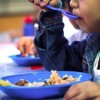 Escola troca merenda com estrogonofe, arroz e feijão por bolacha e suco merenda-escolar