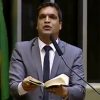 Com a bíblia na mão, deputado profetiza biblia-na-mao-deputado-profetiza-cura-de-colega-cadeirante