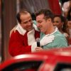 Luciano Huck começa a apagar as fotos ao lado de Ricardo Eletro huck-ricardo-eletro