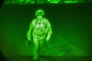 Imagem do 'último soldado' americano no Afeganistão é retrato da humilhação do Ocidente ultimo-soldado