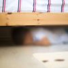 Criança de 9 anos escondida em baixo da cama é assassinada por pistoleiros Hiding under a bed