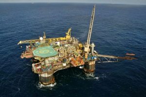 Petrobras anuncia descoberta de óleo em poço pioneiro do pré-sal Plataforma semi-submersível P-20