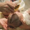 Padre usa ácido no lugar de água benta e queima bebê durante batismo batismo-bebe
