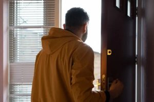 Mãe ganha na Justiça direito de expulsar filhos de casa: mae-ganha-justica-direito-expulsar-filhos-casa-dois-parasitas