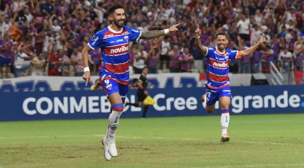 Yago Pikachu e Lucero comemoram o primeiro gol do Fortaleza sobre o Boca Juniors- Reprodução/Twitter Sudamericana BR