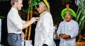 raoni-e-condecorado-por-Macron-e-pede-demarcacoes-a-Lula-foto-ricaardo-stuckert-PR2