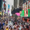 Civilizações humanas têm New York, USA – August 20, 2018: Crowded with many people walk