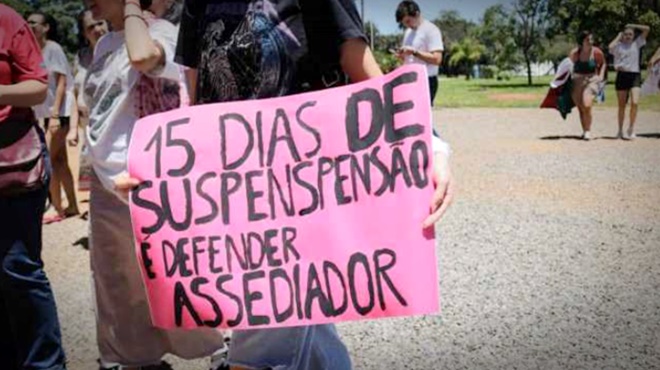 Assédio sexual acadêmicas da UnB protestam contra punição branda professor