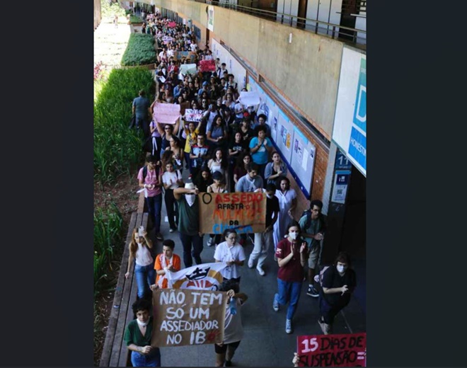 Assédio sexual acadêmicas da UnB protestam contra punição branda professor