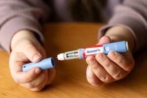 Mulher passa mal com Ozempic falso e fabricante explica como evitar droga adulterada mulher-passa-mal-ozempic-falso-fabricante-explica-como-evitar-droga-adulterada