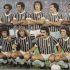 Foto (Fluminense 1976) - em pé: Renato, Pintinho, Carlos Alberto, Edinho, Rubens e Rodrigues Neto. Agachados: Gil, Kléber, Doval, Rivellino e Dirceu.